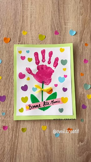 « Carte bonne fête Mamie🌸🌺🌷 » Et voici maintenant la carte pour la fête des grands-mères qu’a préparé Clémence avec un peu d’aide, très simple elle en est très fière et a hâte de l’offrir dimanche ! Évidement l’idée peut être reprise pour d’autres occasions 😍🩷 Comment tu l’as trouve ? Et chez toi qu’est ce qui a été préparé ou va se préparer ? #fetedesgrandsmeres #mamie #bonnefetemamie #eveilcreatif #activiteenfant #activitecreative #occuperlesenfants #creationenfant #activitematernelle #ma