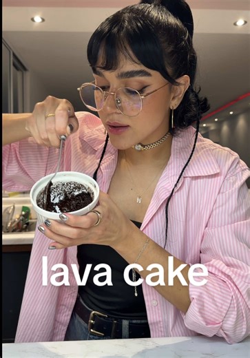 este lava cake grita postrecito de san valentín 🥴❤️ Ingredientes: 1/4 taza chocolate oscuro 1 cda mantequilla (yo uso vegana) 1 cda azúcar morena 2 cdas azúcar blanca 2 cdas leche vegetal de preferencia (yo uso de soya) 1/2 cdta vainilla Pizca de sal 2 cdas harina todo uso 1 cda cocoa en polvo 1/4 cdta baking powder 1-2 cubitos de chocolate Instrucciones: 1. Pon a pre-calentar el horno a 425 Fahrenheit. 2. En un bowl, agrega los chocolate chips y la mantequilla, y calienta en el microondas en i