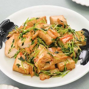 めんつゆで簡単に♪ 豆苗と厚揚げのキムチ炒めのレシピ動画・作り方 | デリッシュキッチン