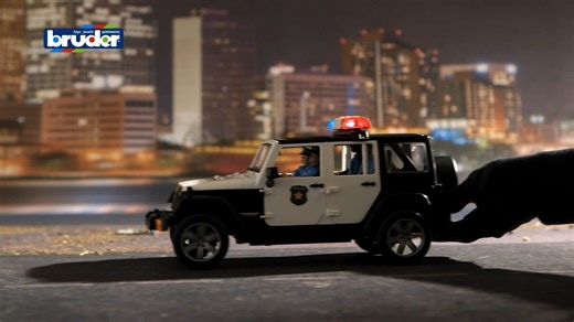Night patrol just got eventful! Our Bruder Jeep Wrangler Police Unit rolled onto the scene after a late-night fender bender turned into a little too much drama. Luckily, the officers were there to calm things down and restore order! Scenes like this are where Bruder play really shines: storytelling, problem-solving, and imagination #JustLikeTheRealThing… all while having fun. Want to build your own emergency fleet? Order by December 14 to ensure delivery by Christmas or grab your Bruder toys in-