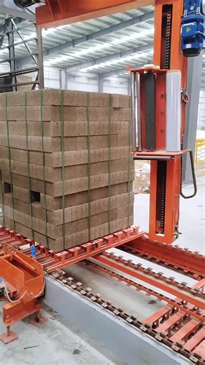 Palletizer machine for concrete blocks
