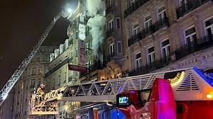 Un hôtel détruit par le feu, 40 personnes évacuées : que s’est-il passé cette nuit à Bruxelles ? (photos)