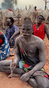 El cepillo de dientes de los Mundari de Sudán del Sur no es de plástico, sino una simple rama fresca de árbol, normalmente de especies con propiedades antibacterianas como el neem o el “toothbrush tree” (Salvadora persica). #inspirationofafrica | Quim Fàbregas