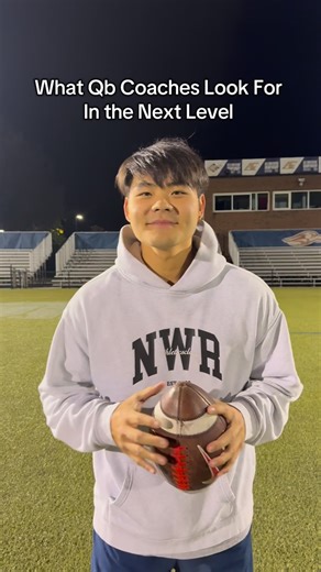 Toviel Jung on Instagram: "What is a three step drop no hitch? Its a drop where you and your Wr have a timing route and you want to hit him in perfect anticipation so doing the three step drop with no hitch and being balanced with a good base is important to master socially from under center or shotgun. #quarterback #nfl #throw #qb #asian #americanfootball #korean #workout #viral #Coach"