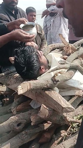 zindagi ki toote Lari pyar karle do ghadi, jindagi ki sacchai yahi hai