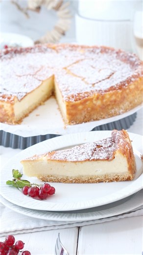Klassischer Käsekuchen mit Mürbeteigboden ☺️ Zu den Klassikern unter den Kuchen gehört definitiv der Käsekuchen. ☺️ Ich habe heute das Rezept für einen klassischen Käsekuchen mit Mürbeteigboden für euch. Mögt ihr ihn klassisch oder lieber abgewandelt mit Früchten? Im Reel zeige ich dir noch einen Trick, wie du den Mürbeteig problemlos in deine Springform bekommst. 🤩 Das ganze Rezept gibt es zum Drucken auf auf meinem Blog: https://katharinascakes.de/rezepte/kuchen/klassischer-kaesekuchen-mit-mu