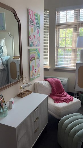 Our girls sure do know how to decorate their dorm rooms!! Can we move in?! 🌷#baylorschool #interiordesign #dormdecor #boardingschool #boardingschoolvibe