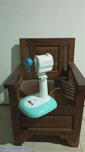 The fan fell off the chair