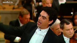 [SINGING WEDNESDAY] ✨👨‍🎤Tough week? Don't worry: sit comfortably in your favorite armchair and enjoy Rolando Villazón's joyful performance of Rossini's La Danza Tarantella napoletana! ✨👨‍🎤 https://cutt.ly/uHAOq1I | medici.tv