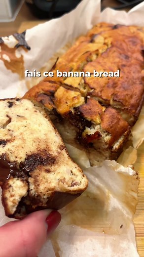 Recette protéinée, prébiotique, riche en fibres, bonne pour ton microbiote et qui aide à réduire l’inflammation 🤌 INGRÉDIENTS (1 moule) : \t•\t2 bananes moyennes bien mûres \t•\t2 œufs \t•\t120 g de skyr ou yaourt grec 0 % \t•\t180 g de flocons d’avoine mixés \t•\t1 c. à soupe de cannelle \t•\t100 g de chocolat noir \t•\t50 g de noix \t•\t1 pincée de sel MÉTHODE : \t1.\tPréchauffe le four à 175°C. \t2.\tTapisse ton moule de papier cuisson. \t3.\tÉcrase les bananes, ajoute les œufs et le skyr pu