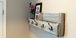 Rustic DIY Pallet Shelf and Coat Hanger