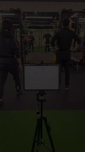 誰が一番高く跳ぶ？ Enode Multi-Stationで同時スタート→ライブランキング！ Enodeのマルチステーションモードなら、複数選手を同時に測って即時フィードバック。 接地時間や跳躍高、RSIを可視化し、**集中が切れない“勝負の流れ”**を作り、常に最大限の努力をしようとするモチベーションアップがパフォーマンスの向上を引き出します。 メリット ・同時計測→即順位化→PB更新の確認 ・フォーム修正の効果を即座に数値で確認 ・チーム内での比較で、モチベーション最大化 ⁡ Enodeはウエストベルトに固定して、跳躍高を計測するため、マットやフォースプレートのように、着地位置や測定場所の環境に影響されず、全力で跳躍できます！ もちろん、ジャンプ種目以外のウエイトトレーニング種目にも対応しています。 ＊マルチステーションモードのご使用には、Enode Pro＋のご契約が必要です。 2026年はEnodeを使って、競い合いませんか？ #Enode #CMJ #ジャンプ測定 #垂直跳び #スポーツ科学 | S&C Corporation