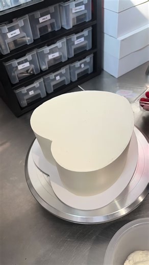 I’ll never get sick of these raspberry cakes ❤️ | Perth Cake Collective