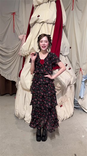 ใครชอบน้อง Blossom Symphony บ้างน้า~🎄🖤 เดรสยาวทรงขนมชั้น คอลเลคชั่น Black Christmas คือสวยมาก! ลายคือดีย์สุดๆ #JBS2425 Blossom Symphony Dress เดรสยาว เข็มกลัดดอกไม้ เติมความหวานให้เทศกาล ด้วยงาน maxi dress สุดตระการตา จากผ้า chiffon เนื้อดี งานนี้ถูกพิมพ์ด้วยลาย cherry red with bow พร้อมโชว์ความนุ่มฟู ด้วยดีเทลระบายเป็นชั้นๆ งานแขนสั้นใส่สบาย ให้ความรู้สึกสวยราวกับเจ้าหญิงในวัง งานซิปหลังซ่อนเนี้ยบ พร้อมกับซับในทั้งตัว สวยไม่กลัวอ่อม เพราะถูกห้อมล้อมด้วยออร่าสุดพิเศษ! Color : Black-Cherry Size