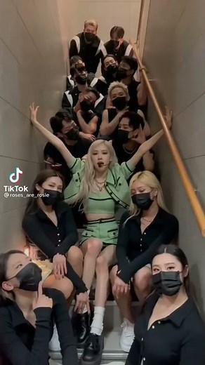 [TikTok] Rosé sings On The Ground a cappella with her dancers