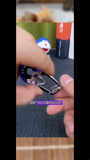 Elevate your style with this sleek men's business keychain – practical & impressive!