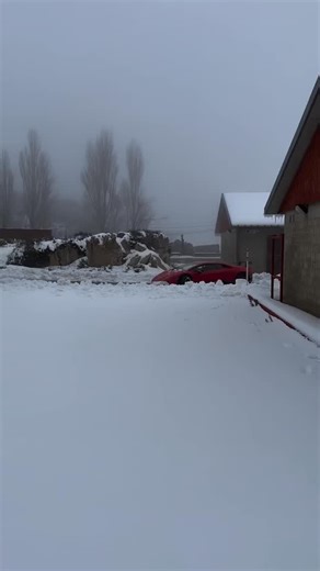 Nieuwe sneeuwschuiver van de buurman. #titom #sneeuw #winter #lamborghini #wateensound | Marcel De Vries