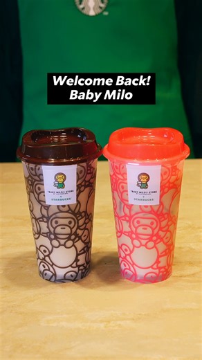 BABY MILO® STARBUCKS 내일부터 귀여운 BABY MILO® 리유저블 컵을 만나보세요! 🙊 📍Tip! 리유저블 컵은 다회용 컵으로서 여러 번 사용하실 수 있습니다. ✅ 이벤트 기간: 2026년 2월 19일(목)~2월 25일(수) ✅ 매일 오후 2시~8시 대상 음료를 그란데 사이즈로 구매 시, 선착순으로 리유저블 컵에 담아 제공해 드립니다. ✅ 대상 음료: 붉은 로즈 초콜릿, 얼 그레이 바닐라 티 라떼, 바닐라 크림 콜드 브루, 자몽 허니 블랙 티, 스타벅스 딸기 라떼 ✅ 본 이벤트는 매장 내 파트너에게 직접 주문(POS) 시에만 참여 가능합니다. ✅ 핑크, 브라운 중 랜덤으로 1종에 담아 제공됩니다. ✅ 매장마다 준비된 리유저블 컵 수량은 상이하며, 일 준비 수량 소진 시 해당 매장의 이벤트는 당일 조기 종료됩니다. ✅ 1인당 1회 4잔까지 구매 가능합니다. #Starbucks #StarbucksKorea #스타벅스 #베이프 #BAPE | Starbucks Korea