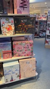 Nicht eins, nicht zwei, sondern gleich drei Adventskalender erwarten Euch in diesem Jahr von Balea und Balea MEN, die das Warten auf Weihnachten noch schöner machen! 🎄✨Hinter 24 Türchen verstecken sich tolle Überraschungen – perfekt, um Dir selbst oder Deinen Liebsten eine Freude zu bereiten 🥰 Ein besonderes Highlight: Dieses Jahr gibt es einen Skincare-Adventskalender mit einer Vielfalt an Produkten für Reinigung, Pflege und Masken 💘 Welcher ist Euer Favorit? 😍 Die Adventskalender sind ab s