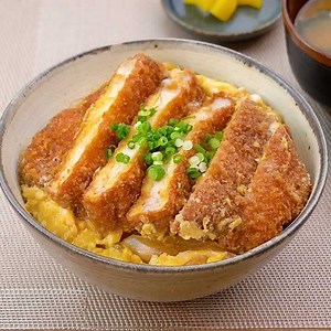 お惣菜トンカツとめんつゆで簡単！失敗しないカツ丼レシピ | デリッシュキッチン