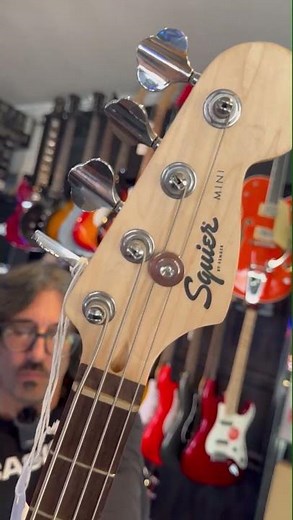 Squier by Fender MINI-BASS Precision Bass #famusic #fender #squierbyfender #bassist