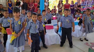 3.8K views · 109 reactions | Me gusta como cantan estos niños ni para decir que me recuerda cuando clausure si yo nunca estudie pero le yo les deseo muchas felicidades por su graduación  | Producciones "Alberto" | Facebook