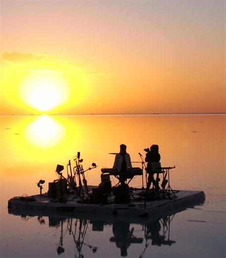 Exploring the Stunning Salar de Uyuni Landscape