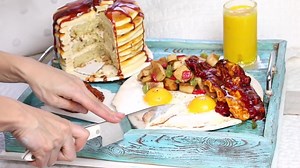🥞Breakfast in Bed where you can eat the tray?! Yes, this is all edible! ⁠ ⁠ Learn how to make pancake flavored cake, jell-o orange juice glass, gummy eggs, gravity defying syrup cake, realistic fondant cookies by @toxicsweetsshop and more!⁠ ⁠ Get the tutorial https://sugargeekshow.com/news/breakfast-cake-bed/ | Sugar Geek Show