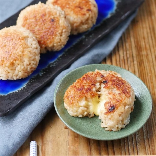 macaroni（マカロニ） on Instagram: "カリとろ😊 「#おかかチーズ焼きおにぎり」 このレシピのポイントは↓の投稿文をチェックしてくださいね✨⁠ .⁠ ----------------------------------⁠ ✍️このレシピのポイントは…⁠ .⁠ ✔️鉄板の組み合わせ🧀⁠ ✔️とろーりチーズがたまらない！⁠ ✔️トースターでも🙆‍♀️⁠ ----------------------------------⁠ ご質問はお気軽にコメント欄にどうぞ😊⁠ macaroni の料理家が⁣返信いたします👩‍🍳✨⁠ .⁠ ■調理時間：15分⁠ .⁠ ■材料（2〜3人分)⁠ ・ごはん：400g⁠ ・かつおぶし：5g⁠ ・a. しょうゆ：大さじ1杯⁠ ・a. だしの素：小さじ1杯⁠ ・a. みりん：小さじ1杯⁠ ・プロセスチーズ：40g⁠ ・ごま油：小さじ2杯⁠ .⁠ ■下ごしらえ⁠ ・プロセスチーズは5mm角に切ります。⁠ .⁠ ■作り方⁠ ①ボウルにかつおぶし、(a) の調味料をいれて混ぜ合わせます。⁠ ②ごはんに①をいれて混ぜ合わせます。⁠ ③1/4量