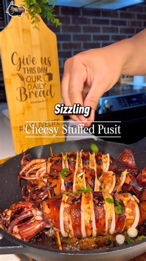 Arte ni AI "Pyusit daw lol"🦑Sizzling Cheesy Stuffed Squid (Pusit)Filipino Seafood Recipe🤤🇨🇦🇵🇭