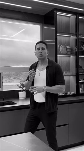 ¿Cuánto vale una cocina integral? Esa es la pregunta que más nos hacen… Y la verdad es que no hay una sola respuesta. Depende del diseño, los materiales, los acabados… y de lo que cada persona sueña para su espacio 🏡 En este video, Diego te explica por qué el valor de una cocina no se puede definir con un solo número | MODUGAL, Espacios Renovados