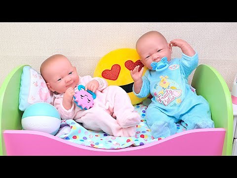Twin baby dolls family routine in the dollhouse with bedtime stories - PLAY DOLLS