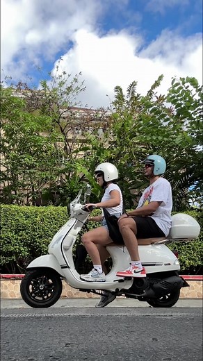 Exploring the Iconic Vespa Motorcycle in Venice | Ultimate Guide