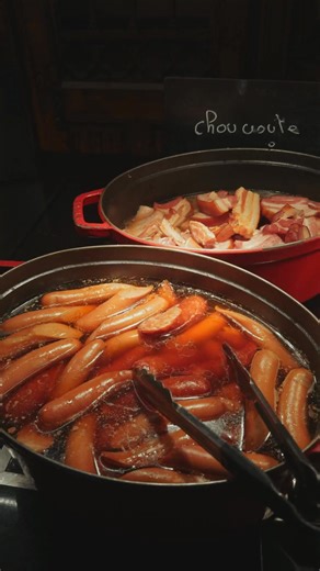 Retrouvez les incontournables de la cuisine alsacienne à La Ferme des Moines 🥨 Au menu, les grands classiques de notre région : Choucroute garnie, bouchées à la reine, tartes flambées, croustillant de sandre sur lit de choucroute… et tant d’autres 😋 Chaque plat est soigneusement élaborée avec partir de produits locaux et de saison, pour vous garantir fraîcheur, qualité et authenticité 🥗🍖 Venez partager une véritable expérience gastronomique à l’alsacienne ! Réservez votre table dès maintenan