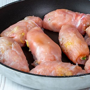 455K views · 3.3K reactions | Super rychlé! Když mám kuřecí prsa, používám pouze tento recept. Ingredience: kuřecí prsa - 500 g sůl - 5 g černý pepř - 3 g na náplň: houby - 250 g olivový olej - 25 ml česnek - 2 stroužky tvrdý sýr - 120 g majonéza - 30 g petržel - 20 g sůl - 5 g černý pepř - 3 g na namáčení: vejce - 3 ks strouhanka - 200 g olej - 100 ml | Chutný.TV | Facebook