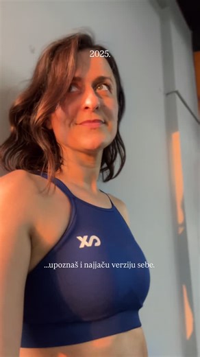 Dušica Stamenković on Instagram: "Postojala je verzija mene koja je mislila da neće preživeti. Da neće moći sama. Bilo je dana kada sam nosila težinu koju niko nije video. Kada sam bila s nekim, a bila sam sama. Nisam se promenila jer mi je bilo lako. Promenila sam se jer sam morala da spasim sebe. Snagu nisam pronašla. Gradila sam je u tišini. Dan po dan. Telo sam gradila ponavljanjima. Um sam gradila odlascima, doslednošću da ne odustajem ni kad mi se ne ide. Trening je mnogo više od fizičke 