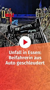 Ein Auto ist in der Nacht zu Samstag in Essen-Heisingen von der Straße abgekommen und eine Böschung hinab geschleudert, bis es auf dem Dach liegen blieb. 😱 Dabei wurde die Fahrerin im Wrack eingeklemmt. | WAZ Essen