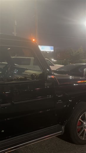 Tan man looking suspicious #eandjcomedy #comedy #skits #bombs #fblifestyle Jatin D. Patel | Elmer Brown