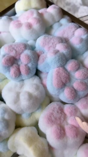 Feel like I’m in last October, the countless paws  #tabasquishy #kawaiiaesthetic #cute #kittypaws #christmasgiftideas #kittycat #Squishy #catpaw #diycrafts | Velvet ASMR | Facebook