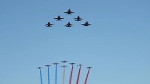 Blue Angels surprise fans with French flight demonstration team