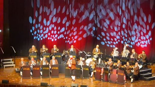 Martin Hutter on Instagram: "Mein Lieblingsstück der aktuellen Tour: der Walzer „Mitten Ins Herz“ meines Vaters @ernsthutter_offiziell ❤️🎶🎺 Sanfte, ruhige Trompetentöne, viel Raum fürs Orchester und jedes Mal ein echtes Vergnügen zu spielen. Für mich steckt darin ganz viel Familie und Herz. Und mit @katharinapraher Stimme wird dieser Walzer einfach magisch.💯📯 Ich wünsche euch ein schönes Wochenende. ☀️ #hutterfamily #wearebns #team"