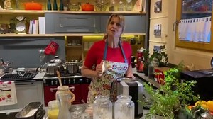 Chleb na zakwasie (cz.1) 150 g - zakwasu chlebowego 500 g - mąki (orkiszowa jasna i ciemna w równych proporcjach lub zwykła mąka) 300 ml - letniej wody 1 łyżeczka - soli 2 łyżki - mleka czarnuszka Zakwas przełożyć do naczynia, dodać mąkę, wodę, przyprawić solą. Dokładnie wyrobić. (Można za pomocą robota typu Speedcook). Wyrobione ciasto odstawić pod przykryciem na ok 3 godziny, by wyrosło. Jeśli zakwas nie jest wystarczająco żywy i chleb nie wyrośnie, to można ratować go dodatkiem drożdży ok 20g