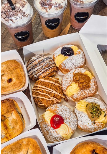 We need to talk about what we just found inside a servo 👀 This CoffeeTime café at Jasbe BP is serving proper barista-made coffee, an iced Lindt chocolate collab (which is honestly a summer must!), award-winning pies, and fresh Kiwi jam & cream donuts delivered daily🍩🥧 The new Jalapeño Pie is a must — slow-cooked beef, cheese, jalapeños, and perfectly flaky pastry🤌🏼🤌🏼 Next time you’re driving past, don’t just fuel the car — fuel yourself too!