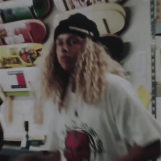 Curly Hairstyles Inspiration from the Mid-90s