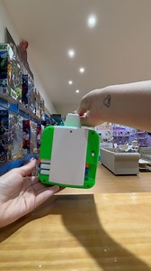 ✨ ¡Dibujar nunca fue tan mágico! 🎨✨ Con el Proyector, tus peques podrán dejar volar su imaginación. Solo tienen que dibujar, encender la luz y proyectar sus creaciones en la pared para ver cómo sus obras cobran vida en grande. 🌈 🖍️ Incluye pizarra, fibras de colores y proyector de luz 👧 Ideal para desarrollar creatividad, coordinación y confianza 🏠 Perfecto para jugar solos o en familia | Jugueterías Carrousel