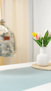 Get a personalized embroidered daisy drawstring insulated lunch bag with engraved name and pockets - the perfect back to school, picnic, or birthday gift for teachers and students! | Callie Gifts