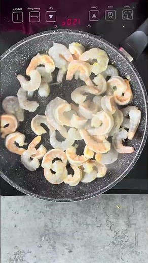 Pan-fried prawns with lemon