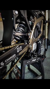 Suron ultra bee equipped with the best in the ebike game 😎 @ridesirris @eramotoco @sxslideplate @chargedcycleworks | FLO Motorsports