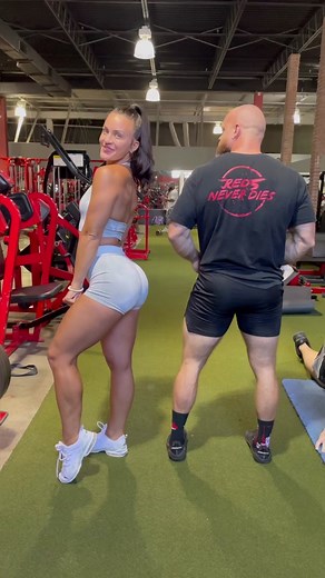 Come do a full glute focused leg day with me and @sheenaderockerfitness Some super important tips: - The last rep should be challenging! If it’s not go up in weight until it is! - Never push through form breakdown - Stick to the rest periods! (Specifics below) - Make sure you do a warm up before lifting (search “red5 Performance lower body movement prep” if you don’t know how to do one - If you want a full body program filled with awesome workouts like this get my glute gladiator programs - Refu