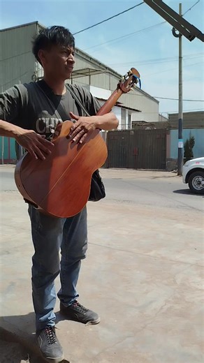 a falta de cajón la guitarra 😁💪 @Jackkkk @martin Lara ciber #madrecita